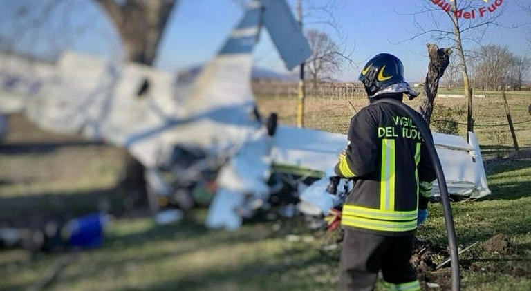 Aereo ultraleggero colpisce un albero e precipita: il pilota ferito ...