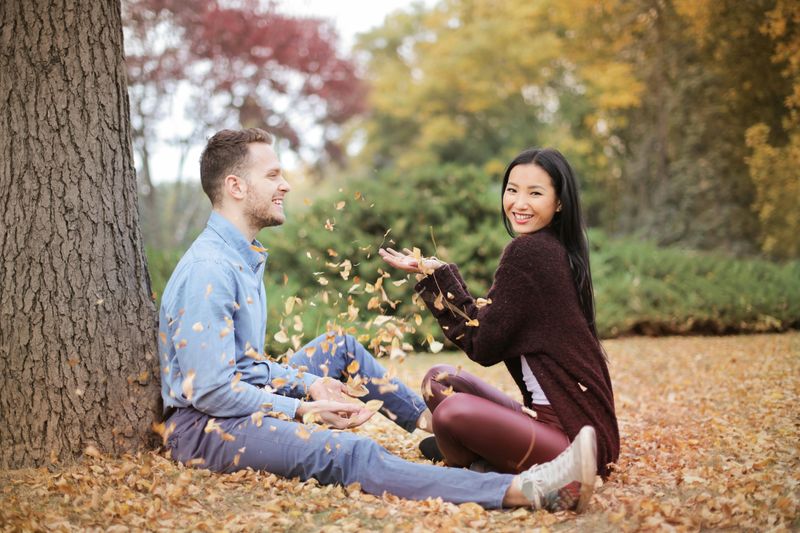 These 7 behaviors mean a woman is definitely flirting
