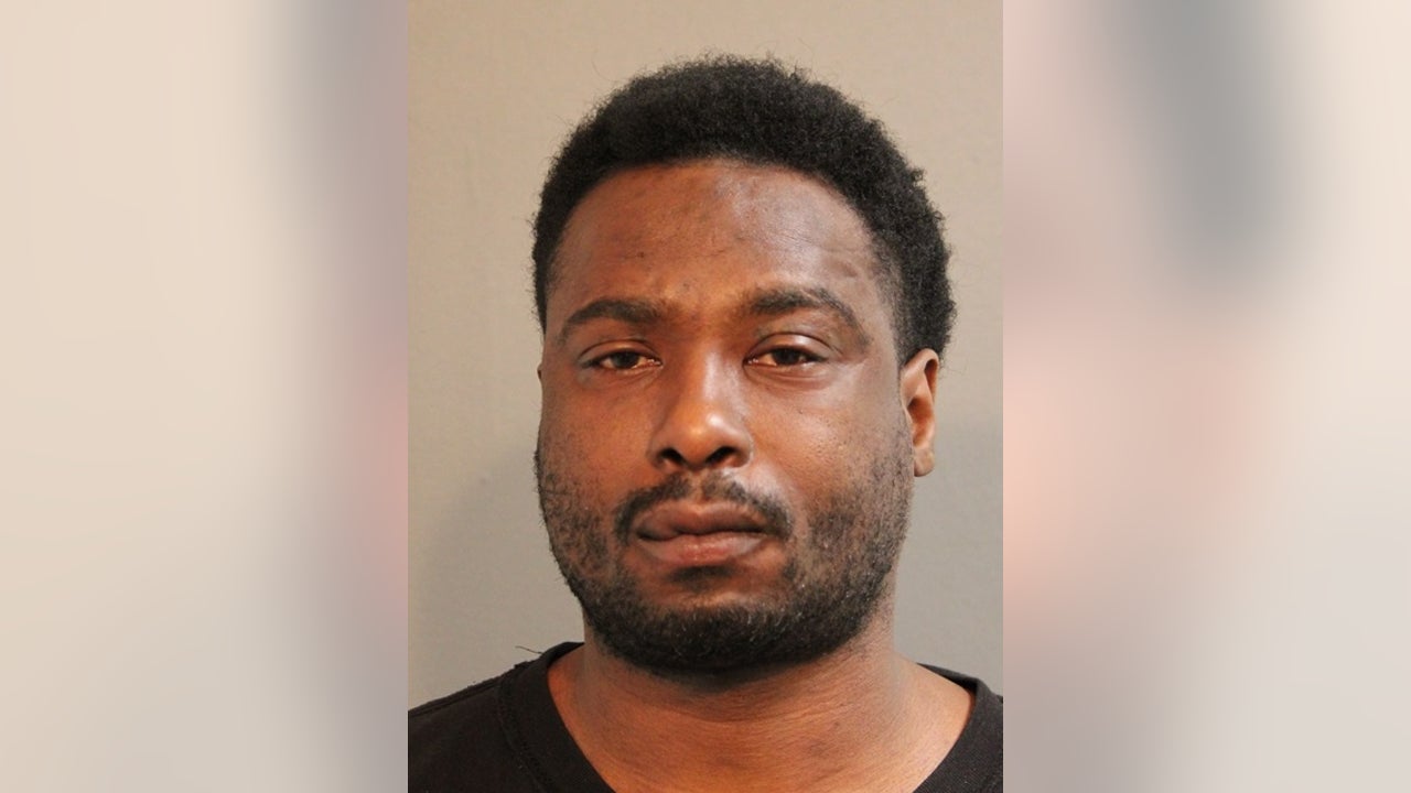 Chicago man arrested minutes after robbing business at gunpoint, police say