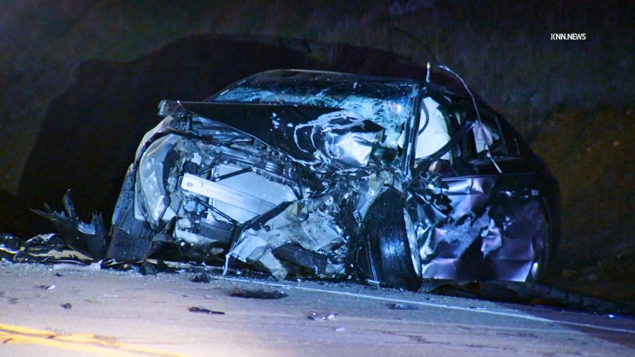 1 killed, 1 injured in head-on crash on Sierra Highway in Agua Dulce<br><br>