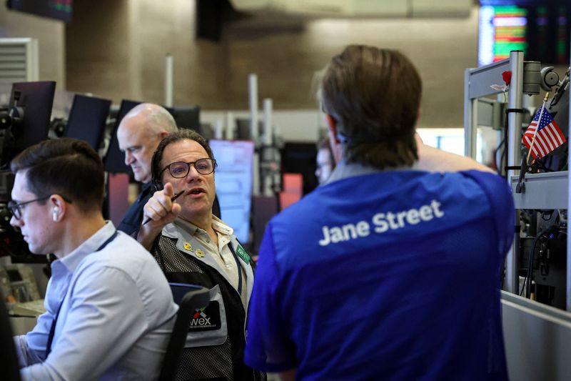 Oil falls, stocks mixed after Trump reveals plan for Venezuelan oil<br>