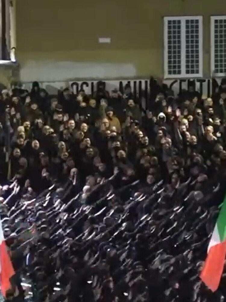 "Viva l'Italia antifascista!", un urlo risponde ai saluti romani per Acca Larentia