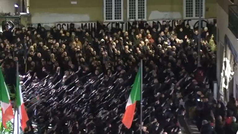 "Viva l'Italia antifascista!", un urlo risponde ai saluti romani per Acca Larentia