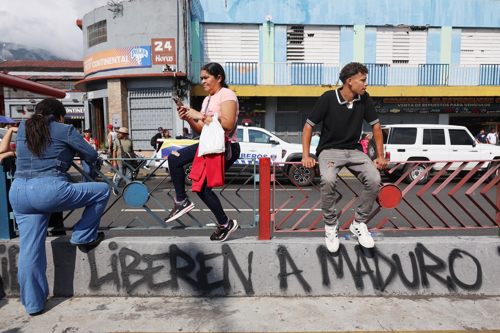 Chavistas y comunas marchan en Caracas por la libertad de Maduro y en ...