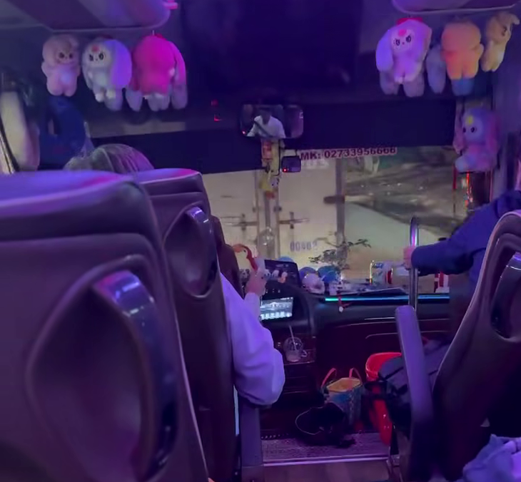 Sau va chạm, tài xế xe khách lạng lách rượt đuổi xe tải, hành khách hú vía