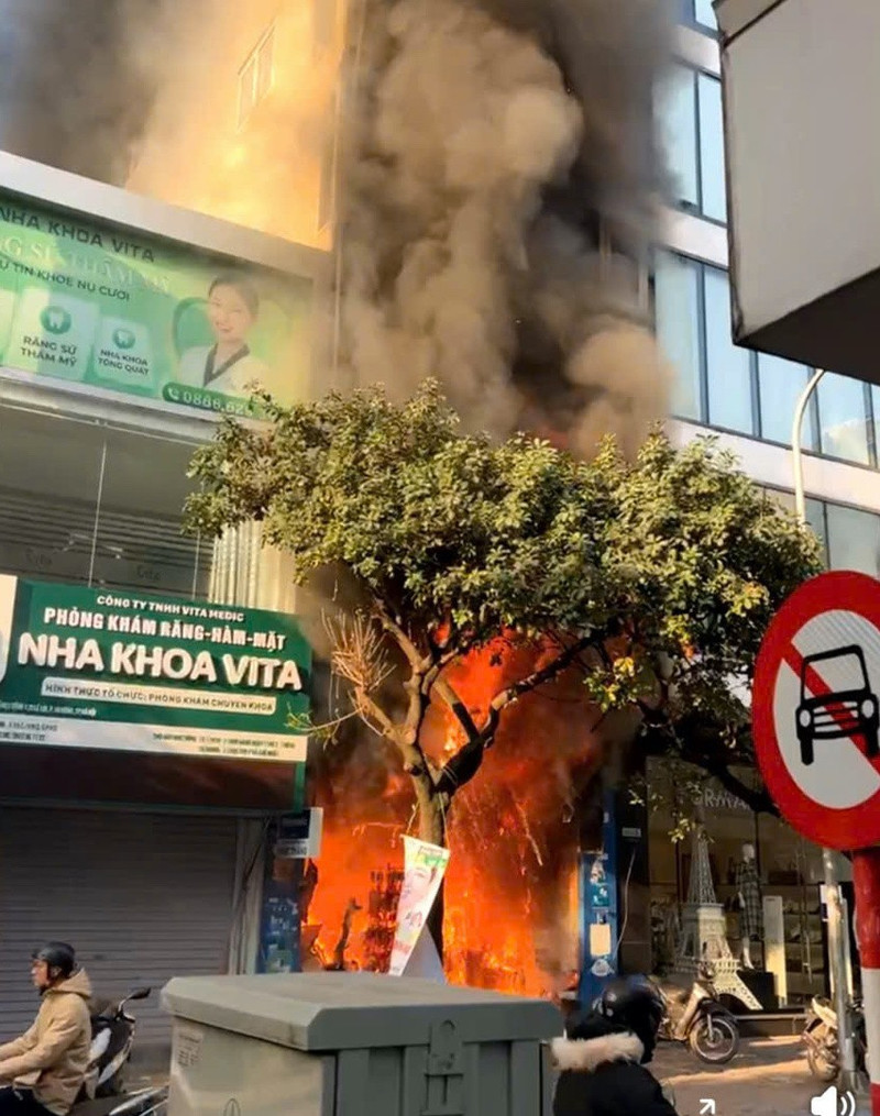 Hà Nội: Nhà cao tầng trên phố Lê Lợi cháy ngùn ngụt, có người mắc kẹt, có người nhảy từ tầng cao xuống mái nhà bên cạnh