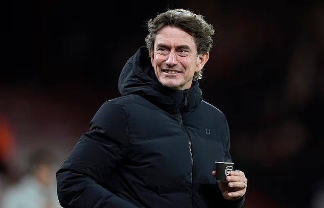 HLV Tottenham bị chỉ trích dữ dội vì uống nước bằng ly Arsenal