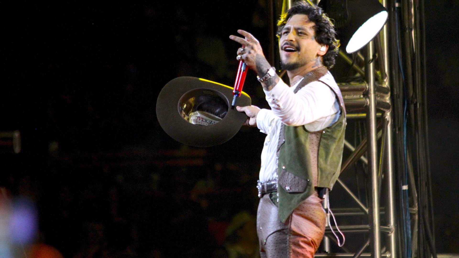 Christian Nodal impacta con tremendo cambio de look; así luce el cantante sonorense