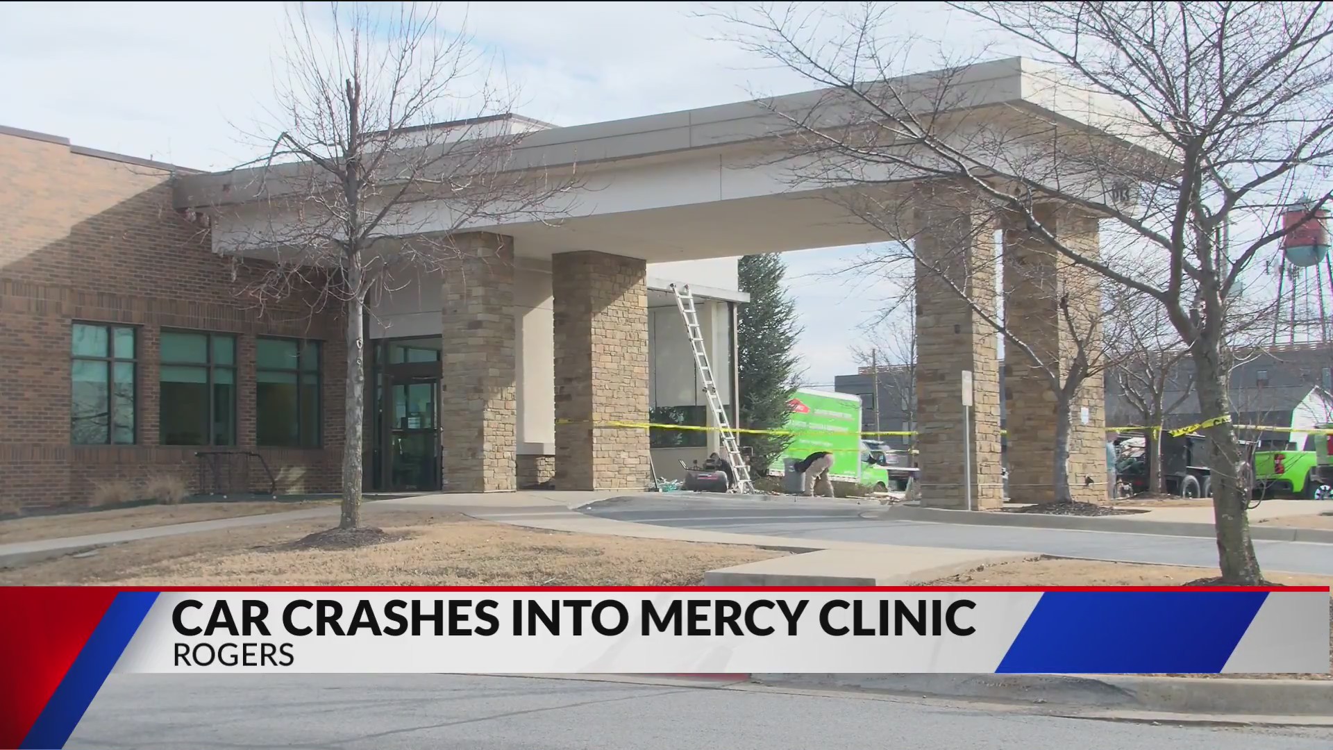 Car crashes into Mercy clinic in Rogers