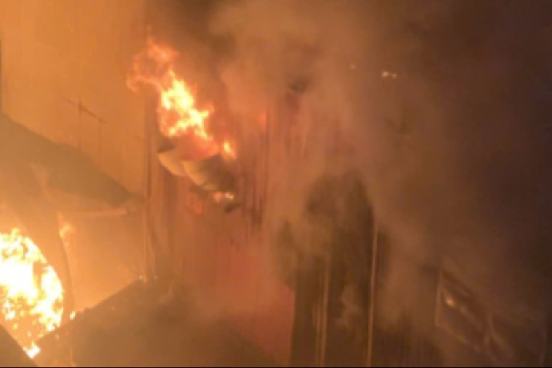 Xưởng đồ gỗ ở Hà Nội bốc cháy trong đêm