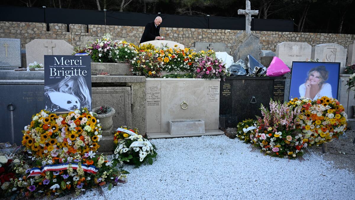 Selbst ihr entfremdeter Sohn war da: So lief die abgeriegelte Trauerfeier für Brigitte Bardot (†91)