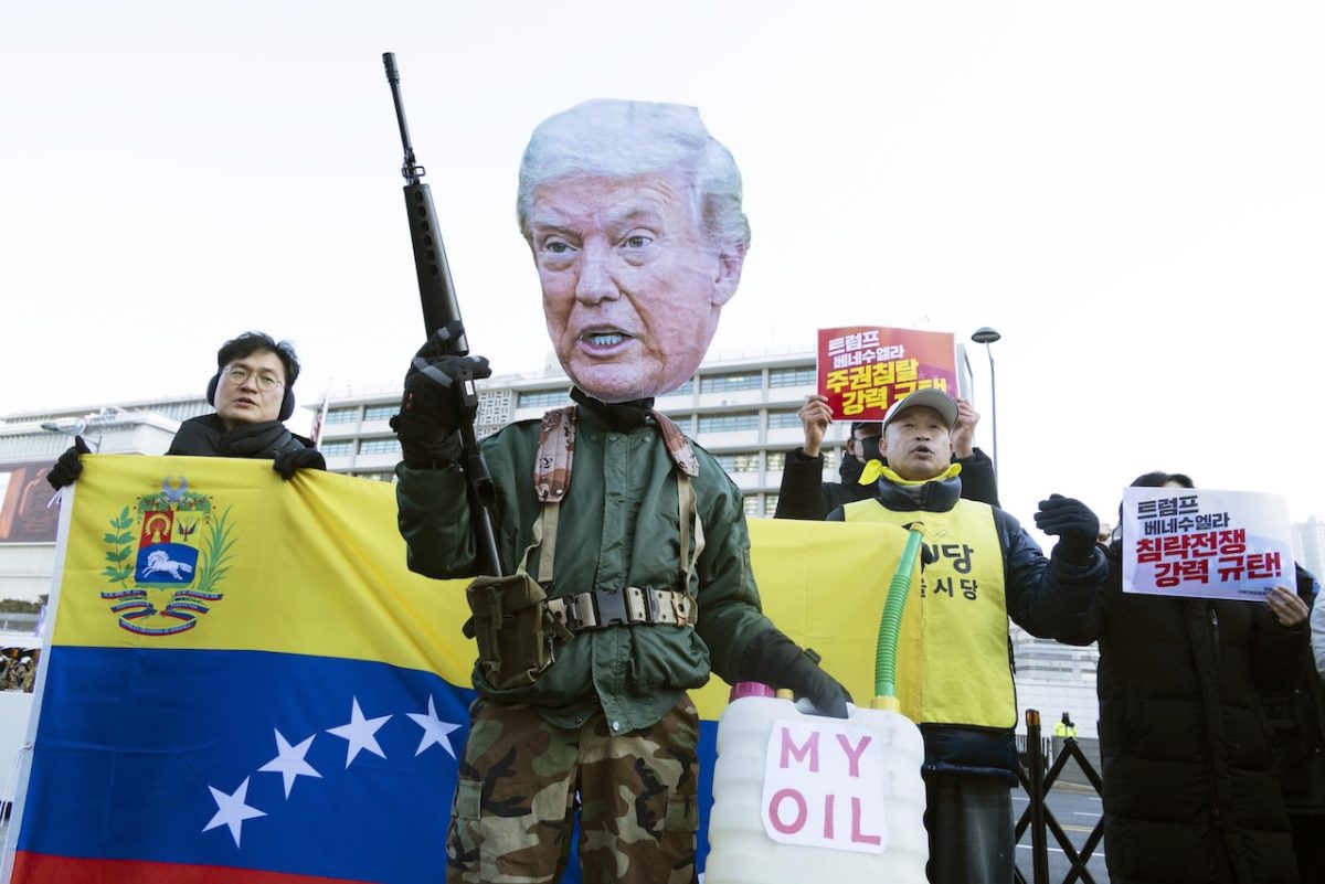 Una protesta a Seul contro l’operazione di Donald Trump in Venezuela (foto Ansa)