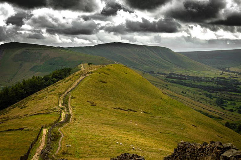 Breathtaking winter walk with views of the whole of Derbyshire covered ...