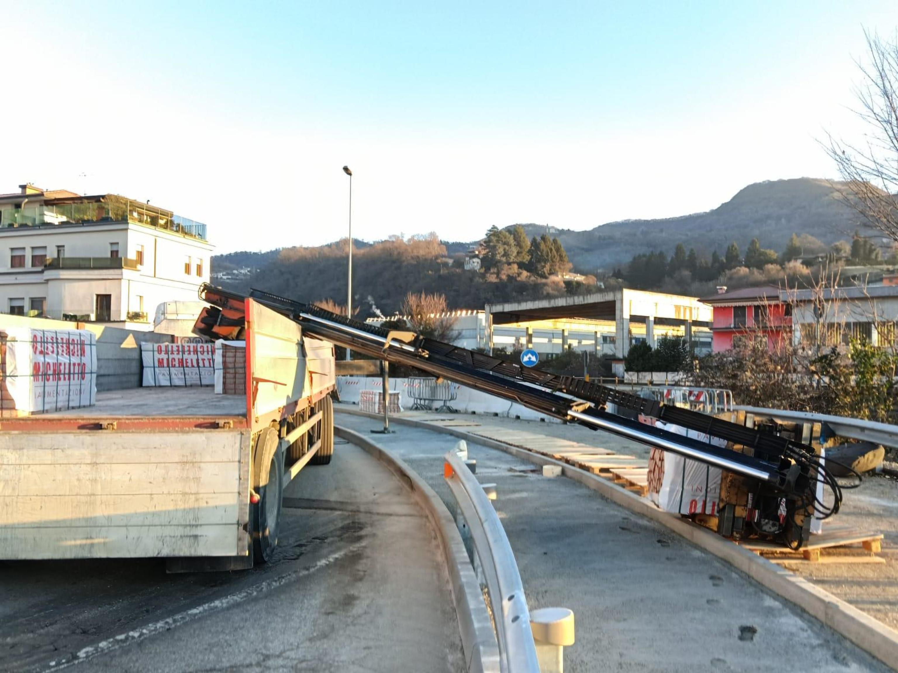 Gru cade e trascina un camion, ferito l'operaio che la stava manovrando