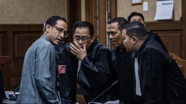 Terdakwa kasus dugaan korupsi pengadaan laptop Chromebook, Nadiem Makarim (kiri), berbincang dengan kuasa hukumnya usai sidang pembacaan eksepsi di Pengadilan Tipikor, Jakarta, Senin (5/1/2026).