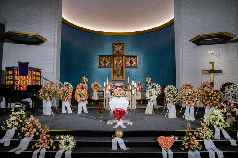 Åge Hareides kiste før bisettelsen i Molde domkirke. Den tidligere fotballspilleren og treneren døde 18. desember 2025, 72 år gammel. Foto: Fredrik Varfjell / NTB