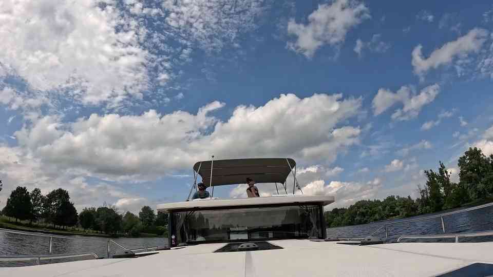 Life afloat: Touring our Horizon 4 houseboat in Canada