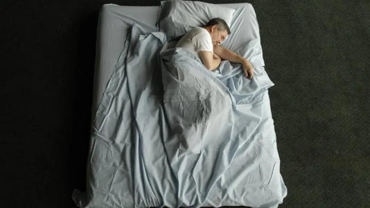 Los ritmos circadianos determinan cuándo despertar es reparador: romperlos produce cansancio similar al dormir poco.