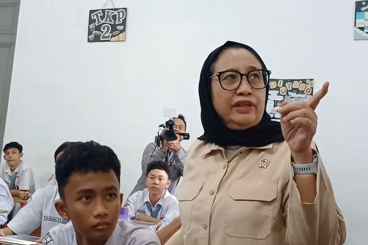 Wakil Kepala Badan Gizi Nasional (BGN) Nanik Sudaryati Deyang saat menegur pihak SPPG di tengah peninjauan pelaksanaan MBG di SMK 1 Jakarta Pusat, Kamis (8/1/2026).