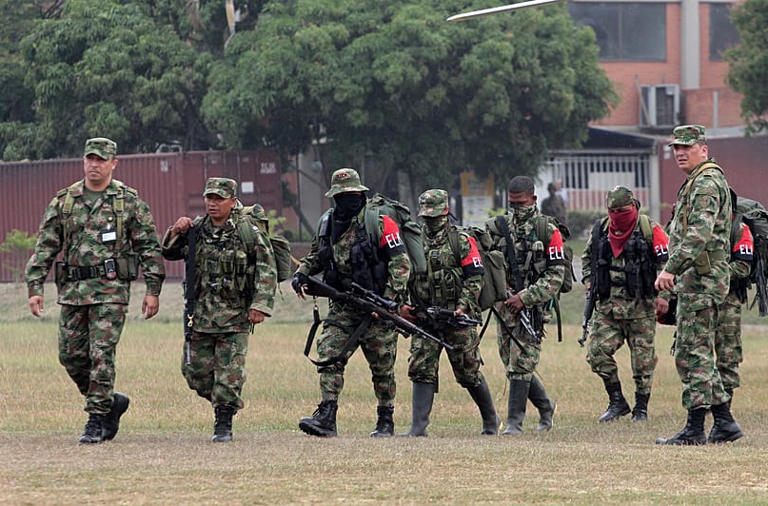 Soldados escoltan a rebeldes del Ejército de Liberación Nacional (ELN) que se entregaron a su llegada a una base militar en Cali, 16 de julio de 2013 AP Photo
