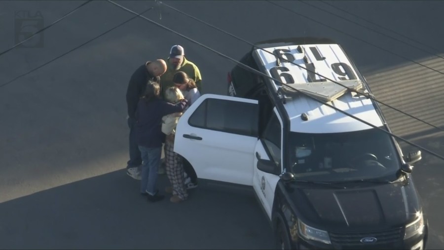 Possible murder-suicide in Sylmar leaves man dead, wife in grave condition while kids were home<br>