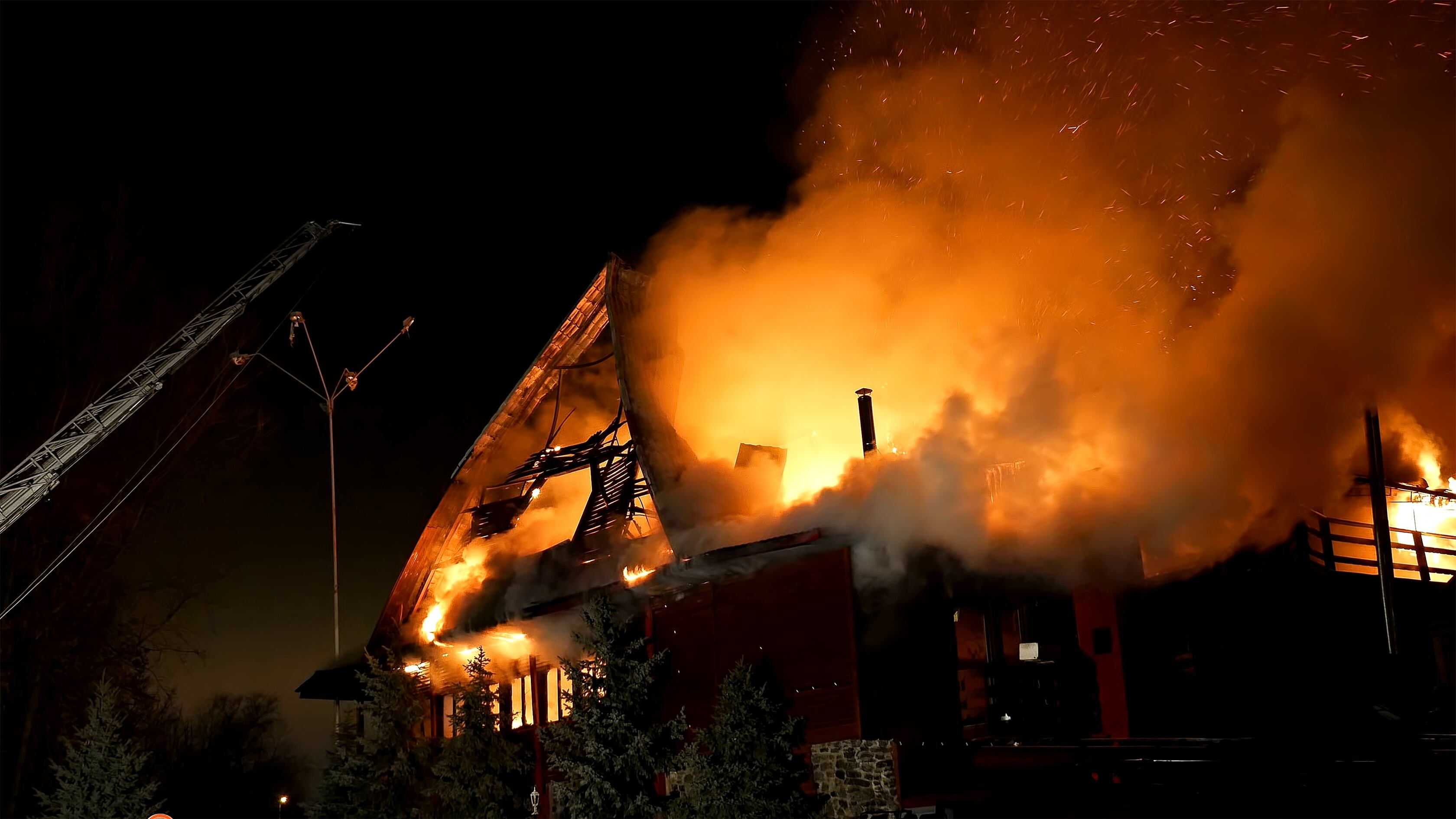 Mujer es acusada de incendiar su casa con su hija de cuatro años dentro
