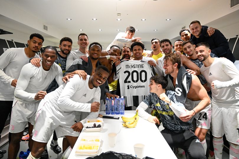 Weston McKennie celebrates his 200th Juventus appearance with his teammates
