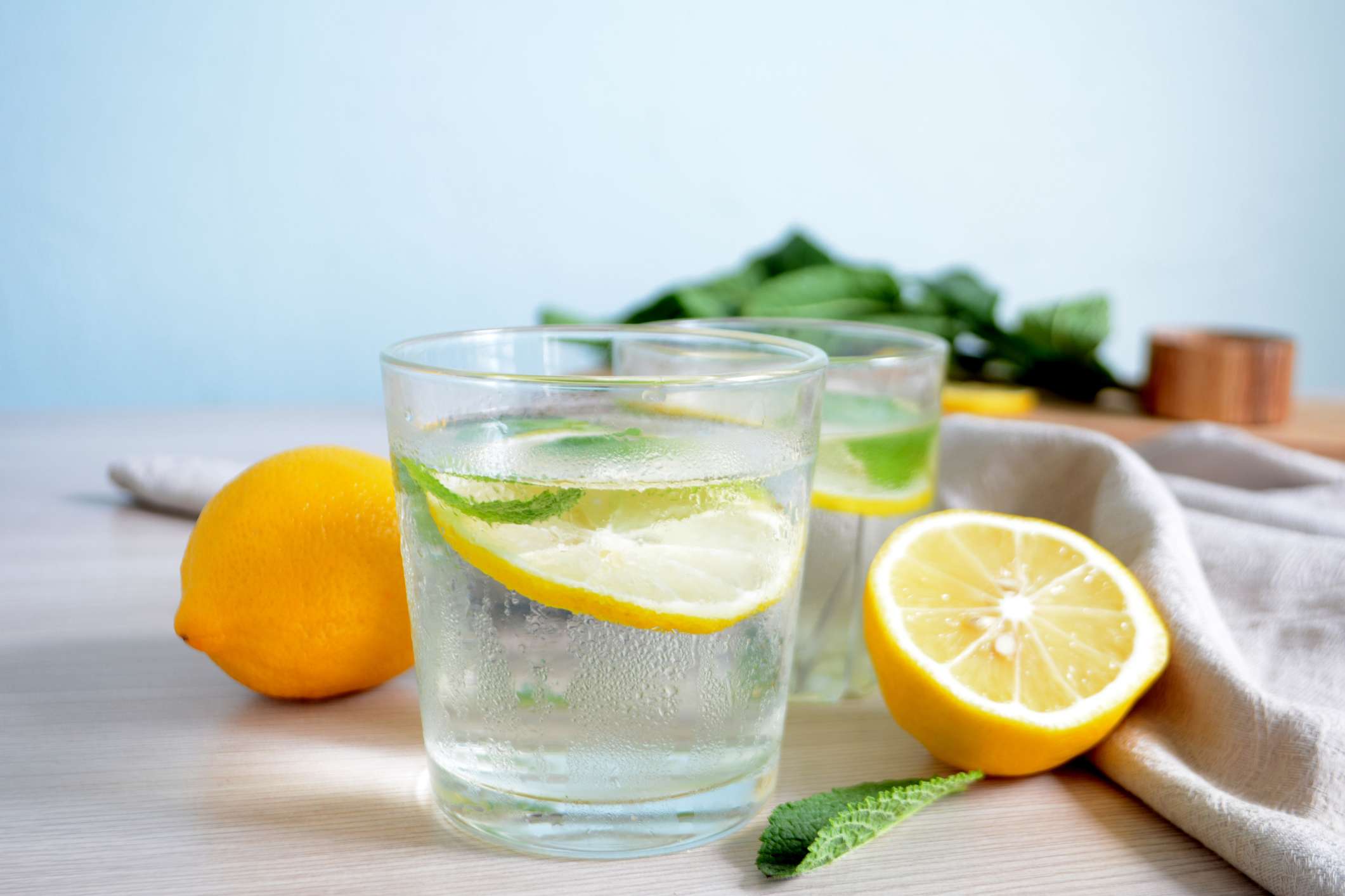 The best time to drink lemon water for digestion and hydration