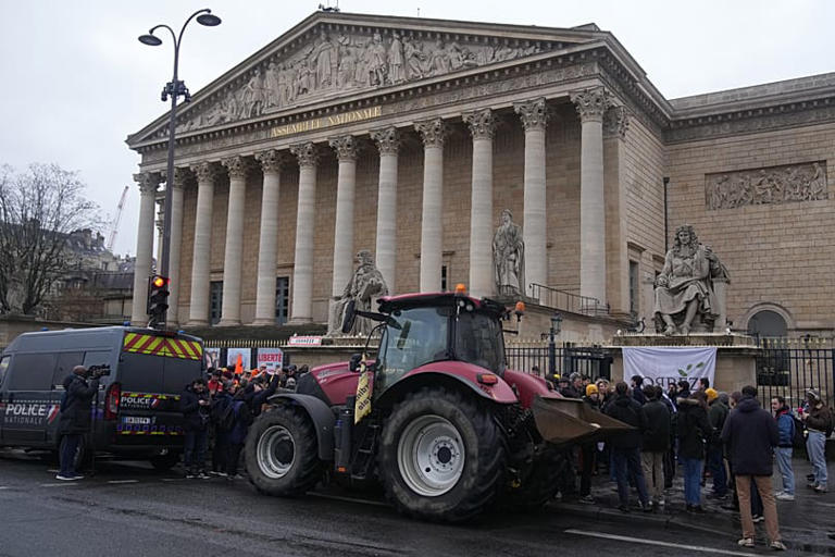Agricultores llegan a la Asamblea Nacional para protestar contra la intención de la Unión Europea de avanzar con el acuerdo comercial del Mercosur con 5 países sudamericanos (Foto AP/Christophe Ena)