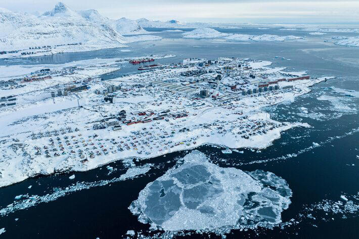 ARQUIVO - Casas cobertas de neve em Nuuk, Groenlândia, em março de 2025. Foto: Evgeniy Maloletka/AP