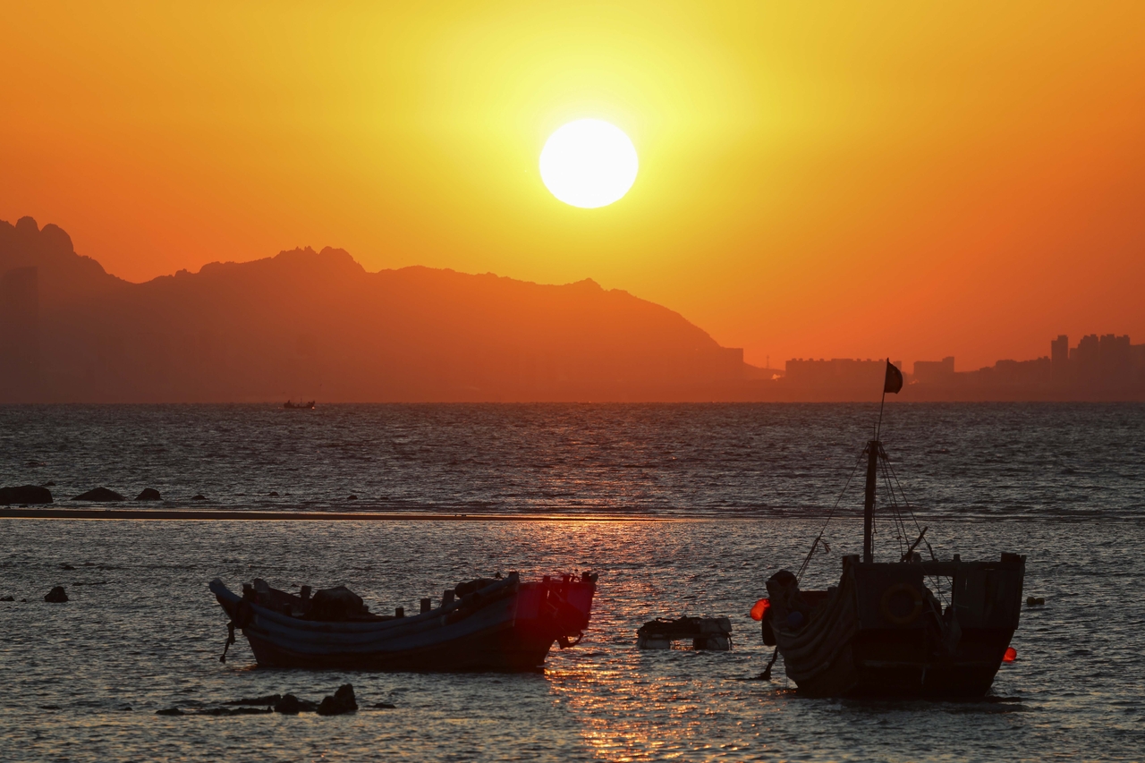 山东青岛：海滨夕阳美如画