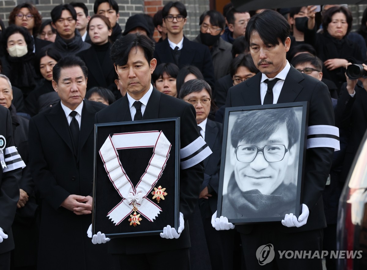 (Lead) Final farewell held for beloved film star Ahn Sung-ki<br><br>