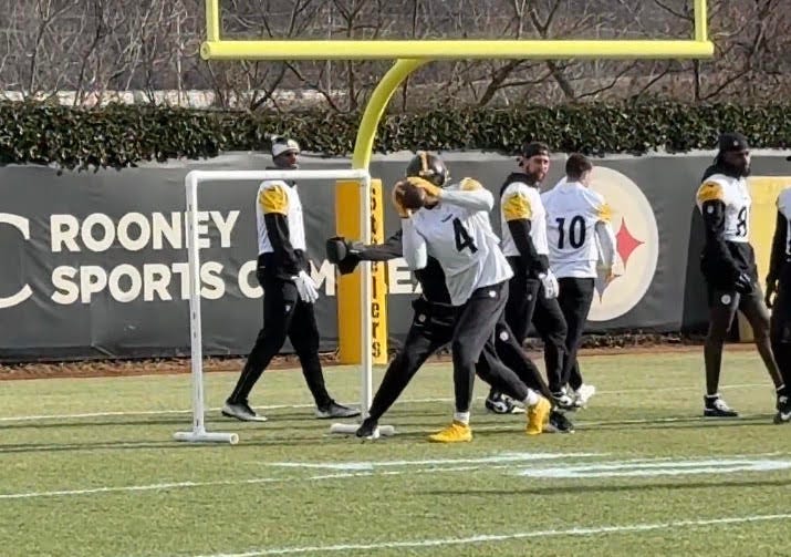 Warren out sick, all others on the field for 1st playoff practice