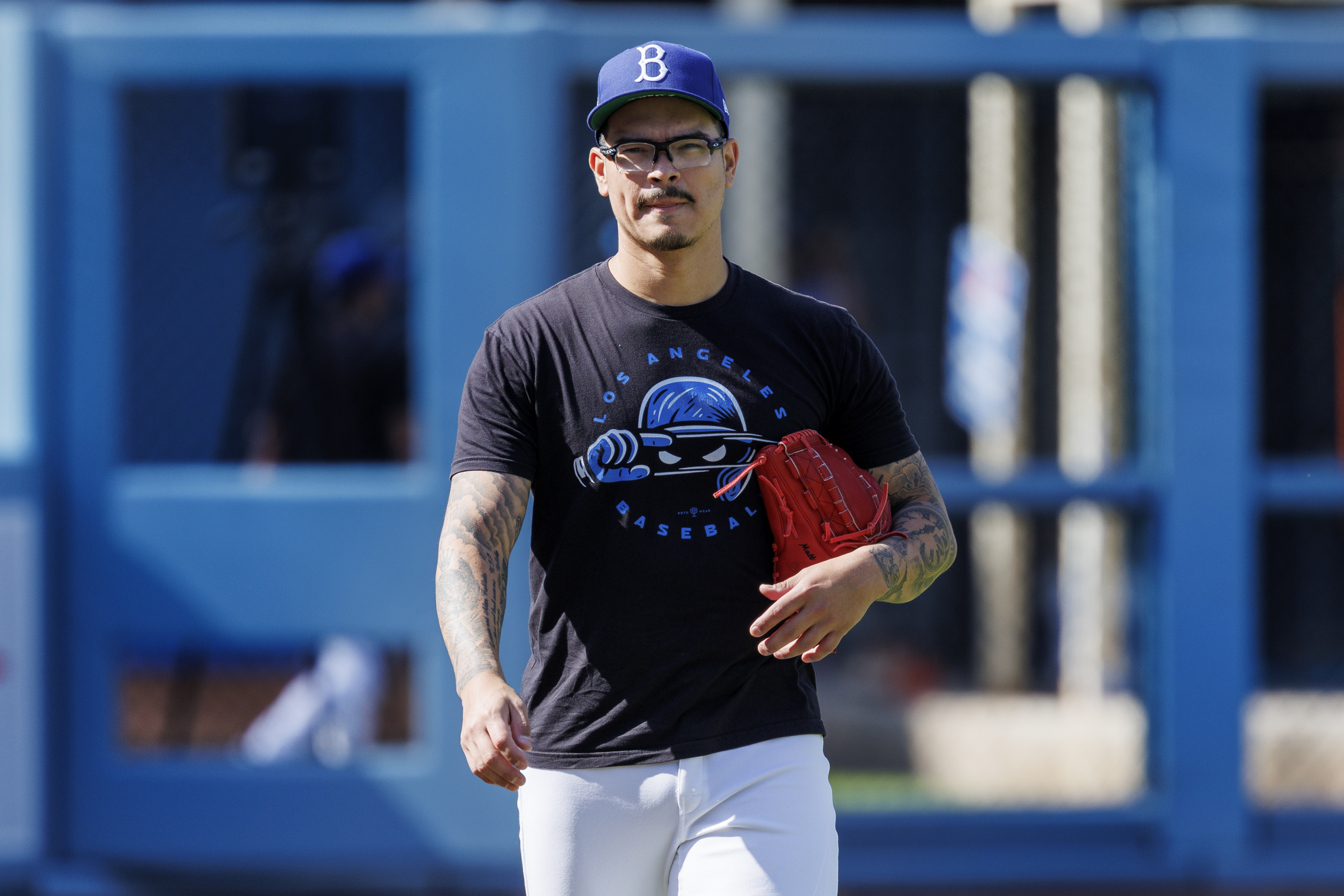 Dodgers sign Anthony Banda, Brock Stewart, Alex Call, no arbitration hearings again<br>