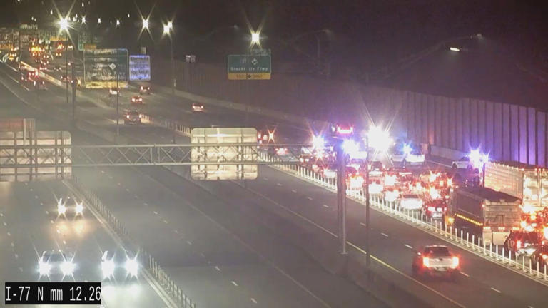 4 lanes on I-77 southbound closed after vehicle crash in north Charlotte
