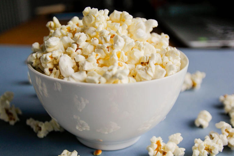 Air-popped popcorn is a light yet satisfying snack. Credit: Kinga Krzeminska / Getty Images