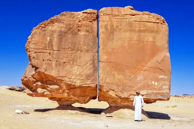 Batu misterius Al Naslaa di Arab Saudi yang terbelah dua