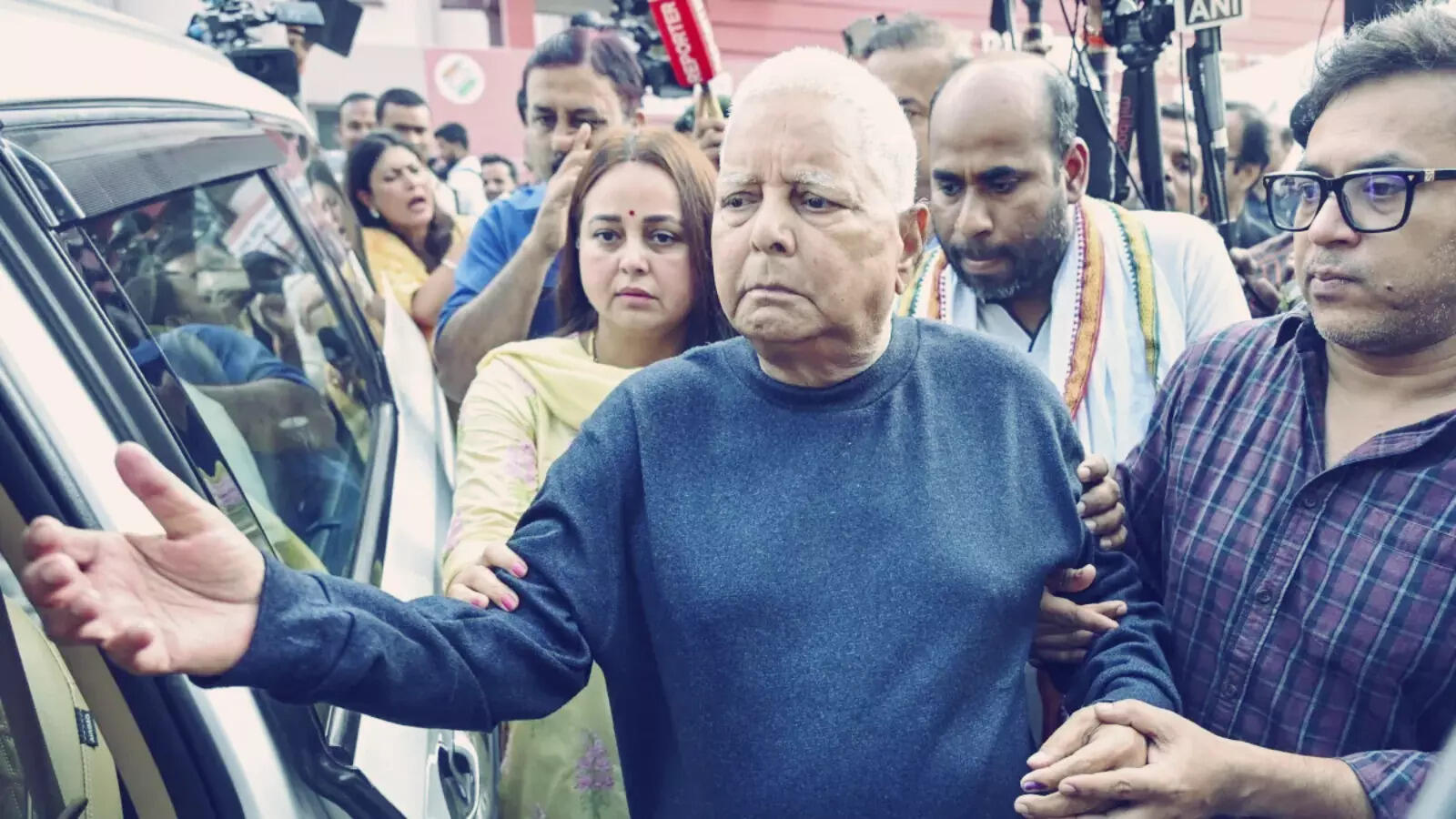 लालू प्रसाद यादव परिवार को बड़ा झटका, नौकरी के बदले जमीन घोटाले में ...