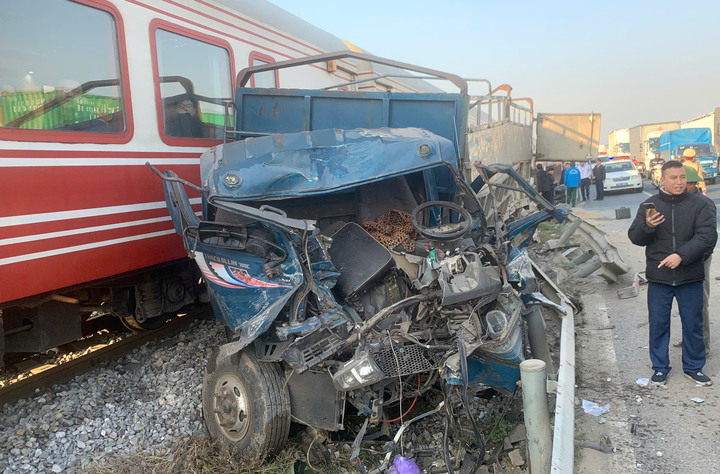 Xe tải vượt đường sắt thiếu quan sát, bị tàu hỏa tông bay xuống vệ đường