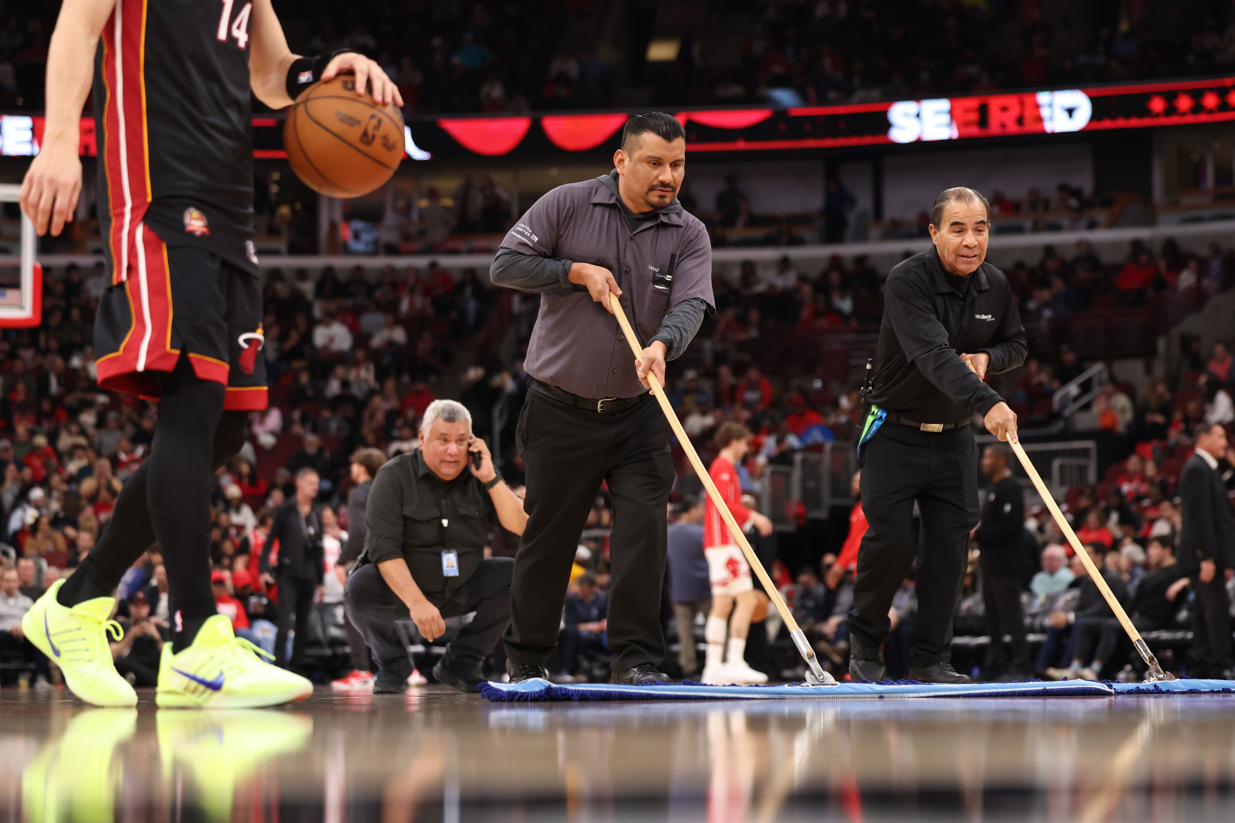 Bulls-Heat delayed because of condensation on United Center court ...