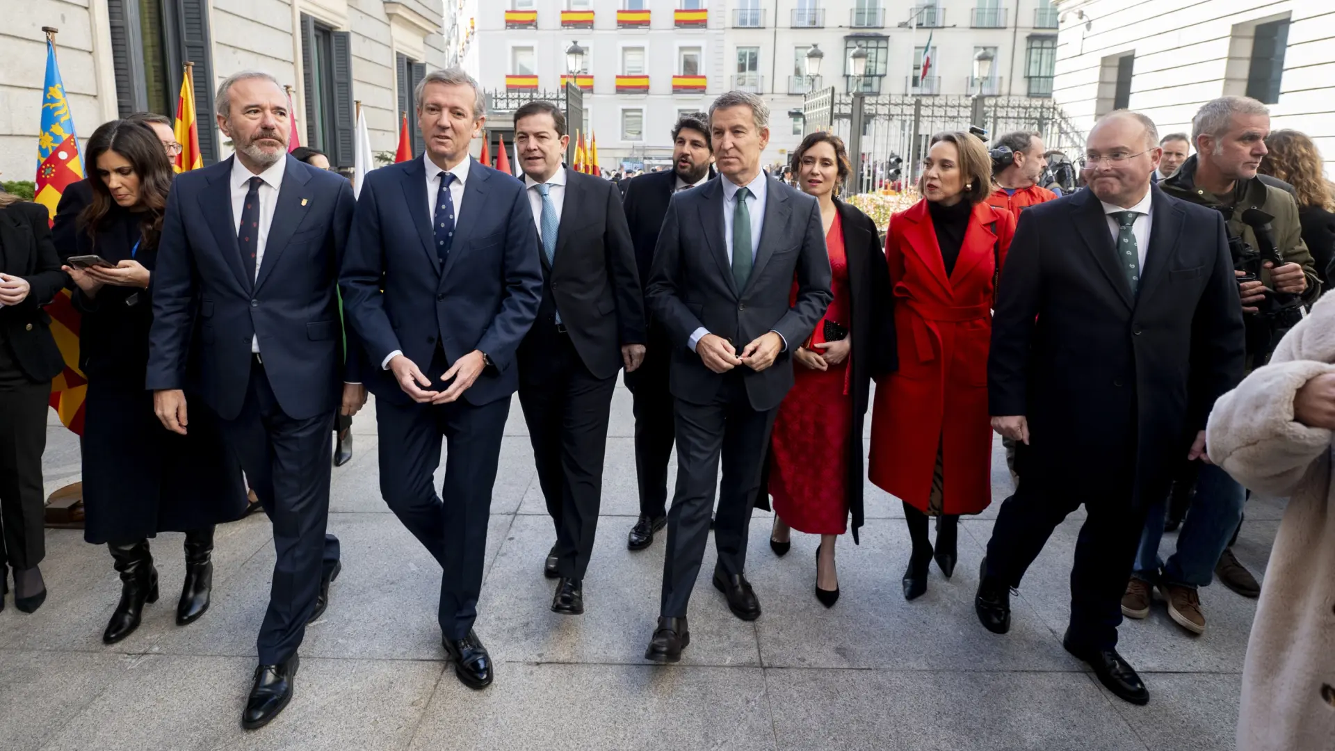Los barones del PP se revuelven contra el pacto de Sánchez y ERC y ...