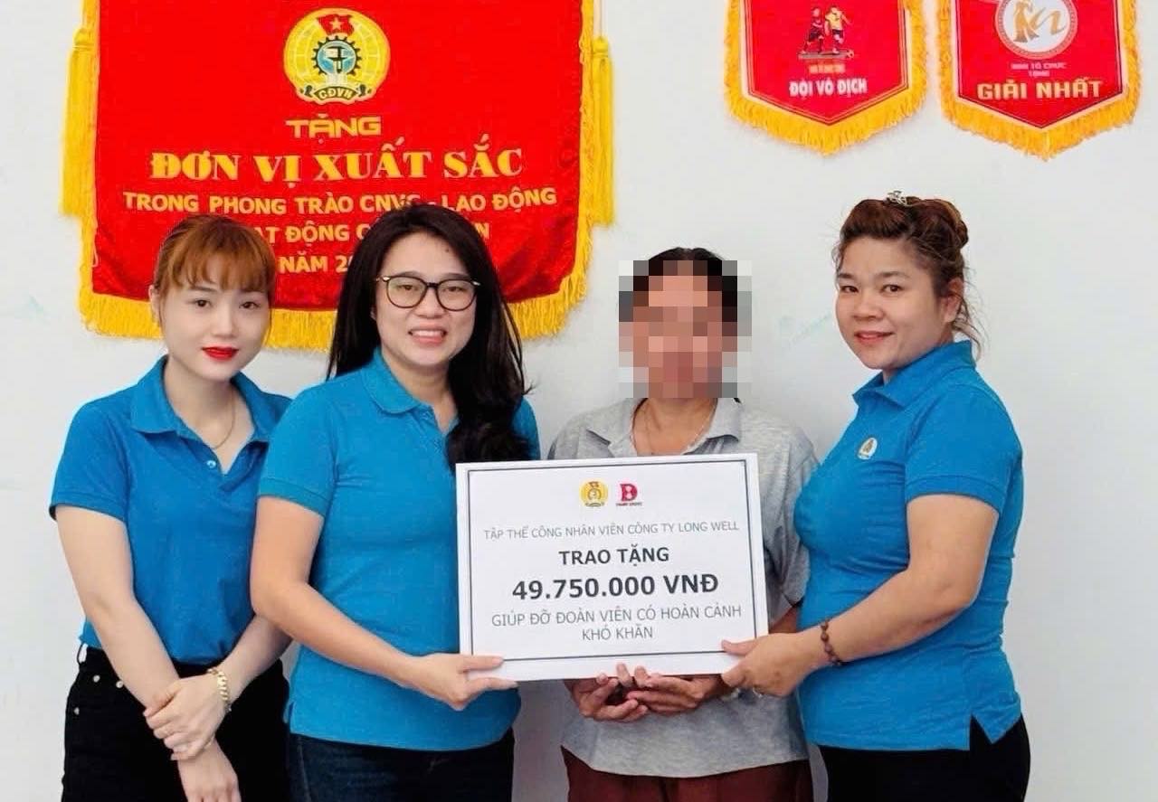 Công đoàn trao gần 100 triệu đồng hỗ trợ 2 đoàn viên khó khăn