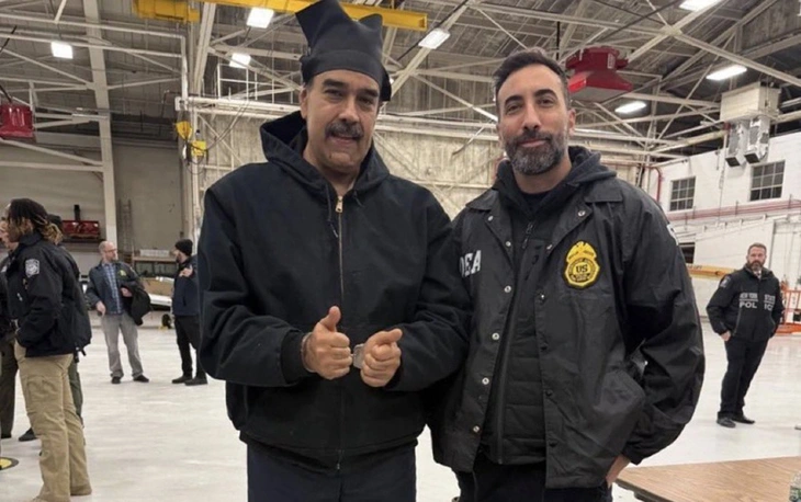 Lan truyền bức ảnh Tổng thống Venezuela giơ ngón cái khi chụp ảnh cùng quan chức Mỹ