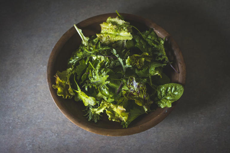 Leafy greens offer fiber to help you feel full. Credit: Cavan Images / Getty Images