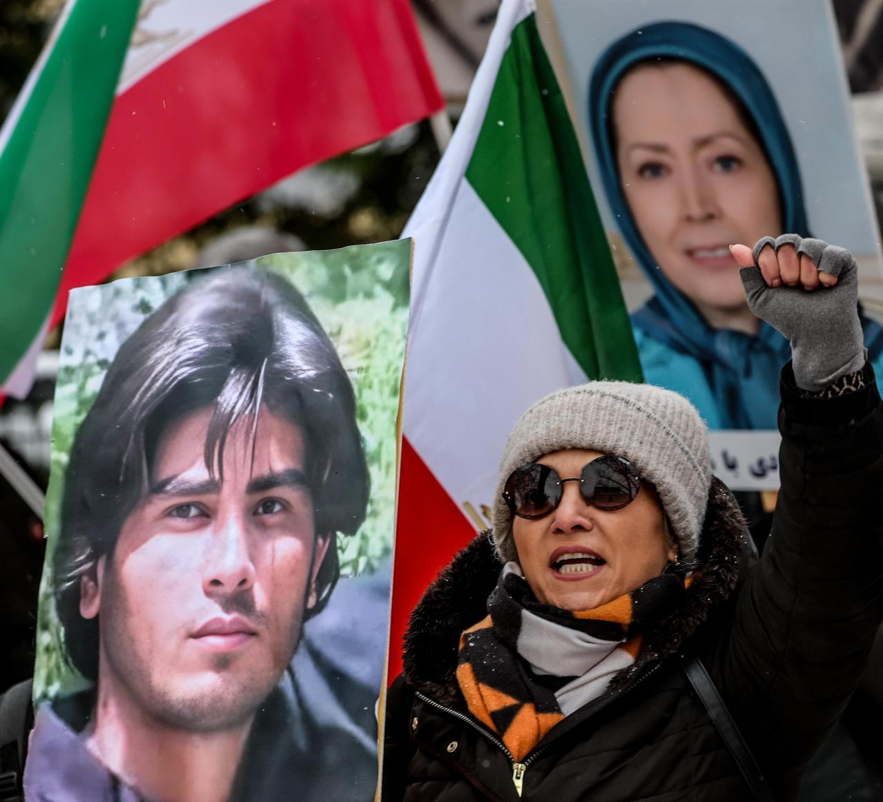 Iran, la protesta a Milano: 