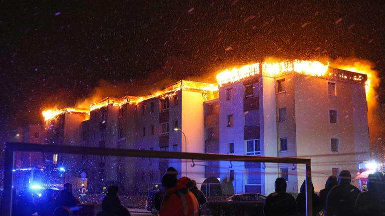 Großbrand: Dach einer ganzen Wohnanlage in Traun stand in Flammen
