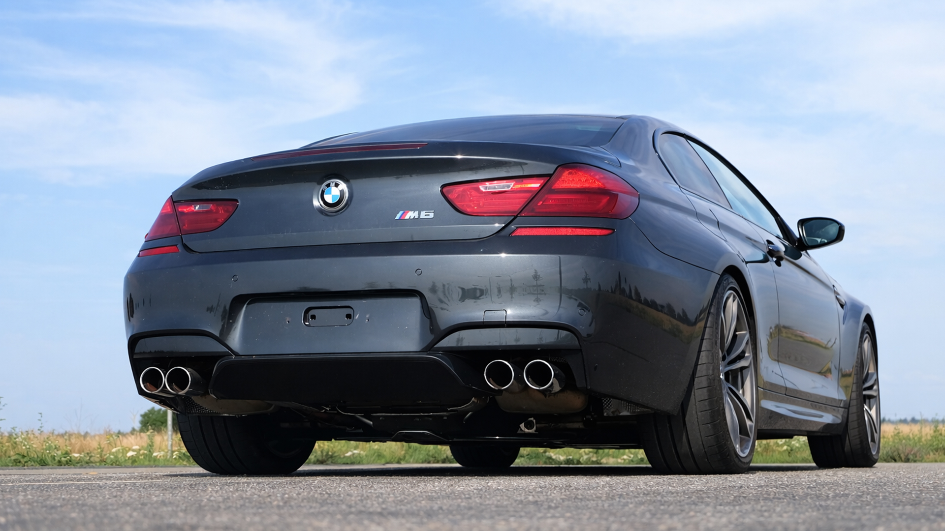 BMW M6 displays V8 biturbo engine performance