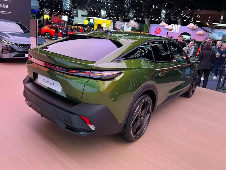 Ecco la nuova Peugeot 408: si evolve con logo illuminato e la versione ...
