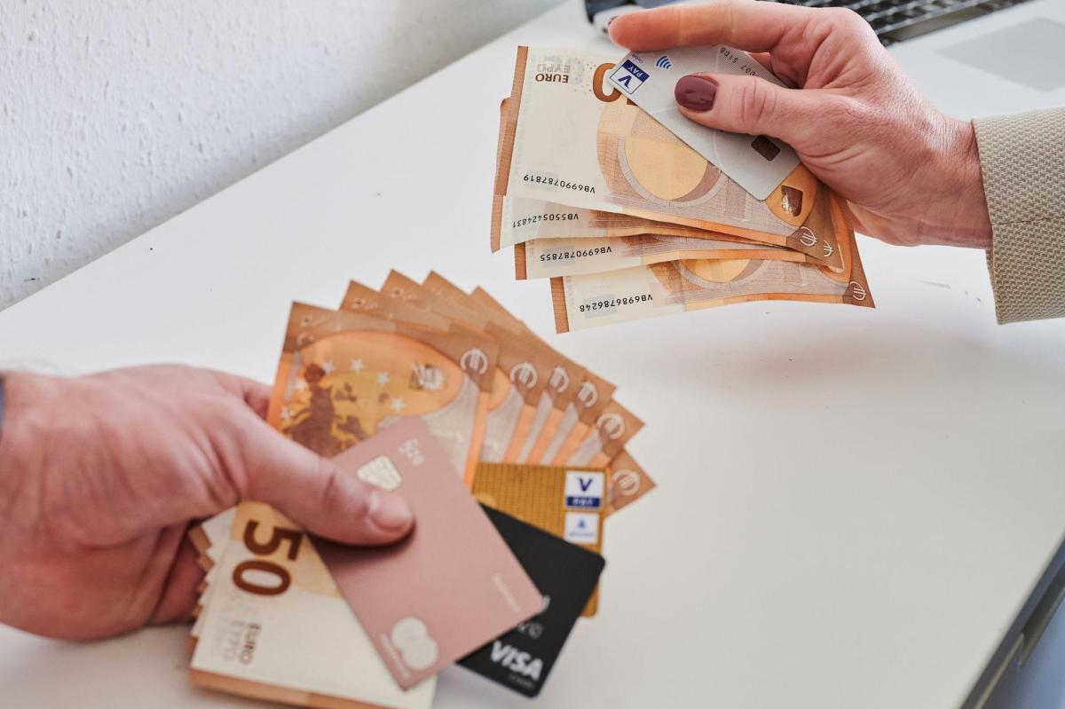 So viel Gehalt sollte man mit 20, 30 oder 40 Jahren verdienen