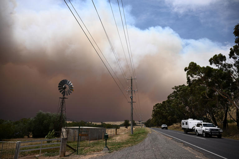 Australia bushfires latest: Three missing in 'catastrophic' fires